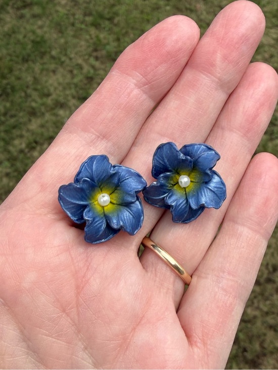Unknown Jewelry - Navy Floral Stud Earrings